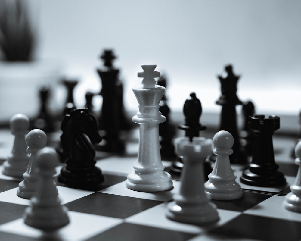 piezas de ajedrez en el tablero de ajedrez