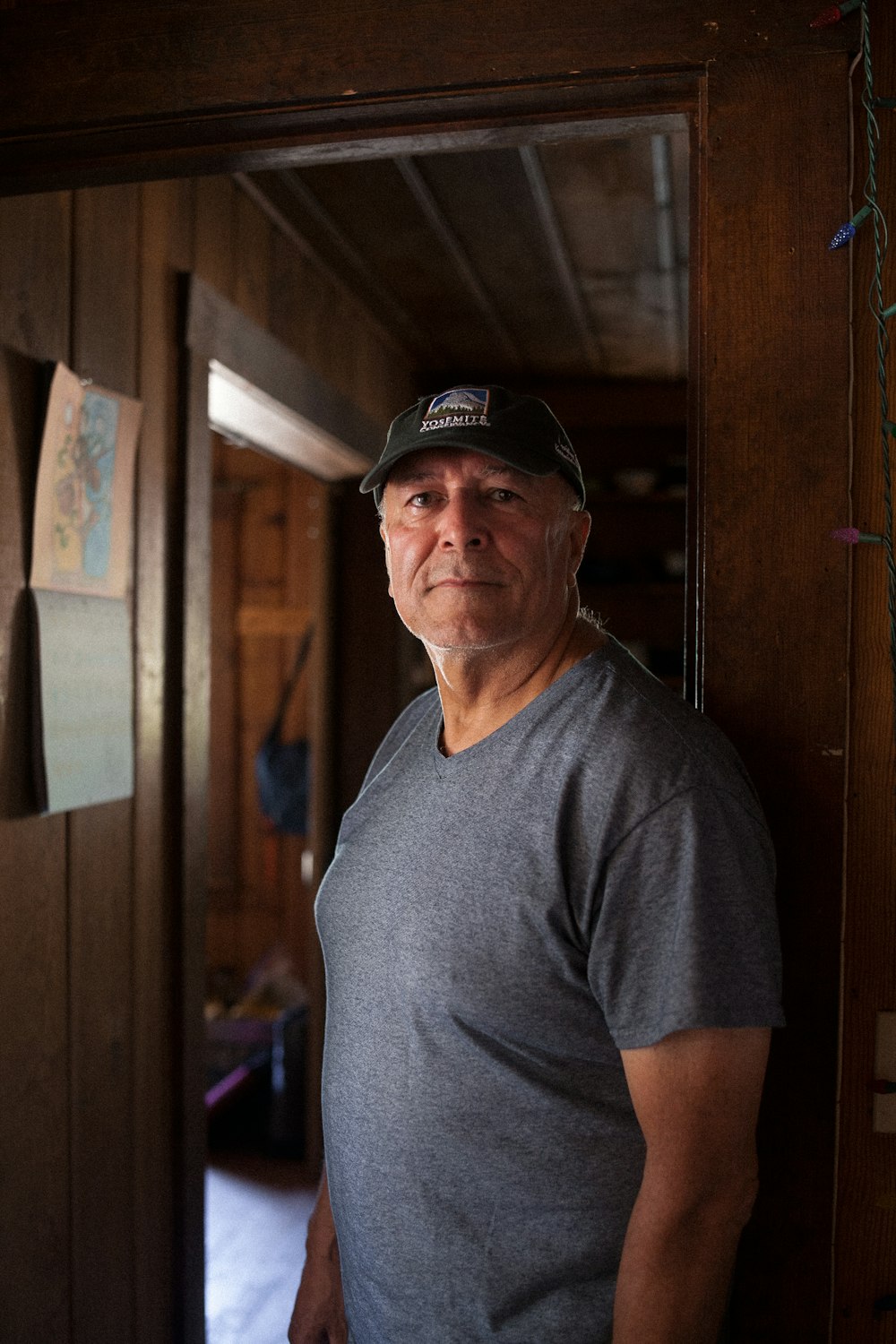 man in gray crew neck t-shirt wearing black cap