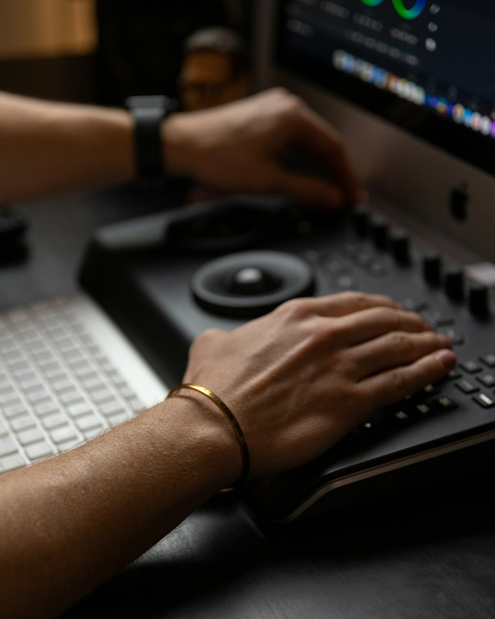 Personne utilisant un clavier d’ordinateur noir