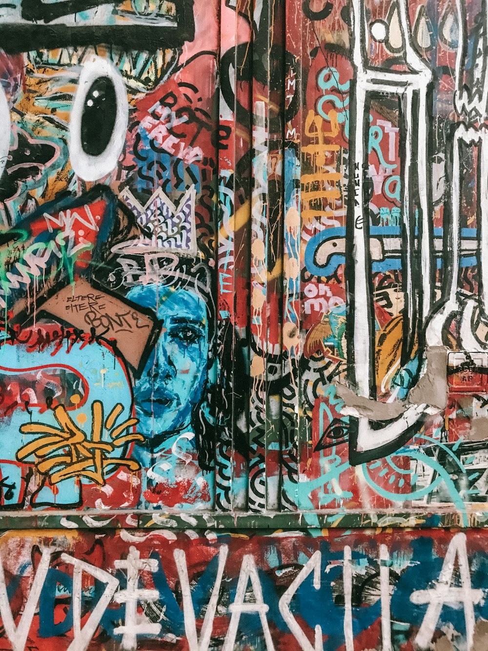 blaue, weiße und rote Graffiti