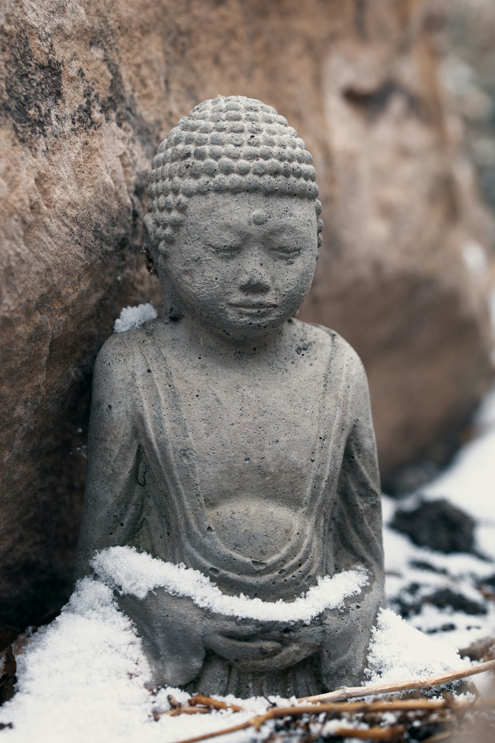 Statue de Bouddha en béton gris pendant la journée