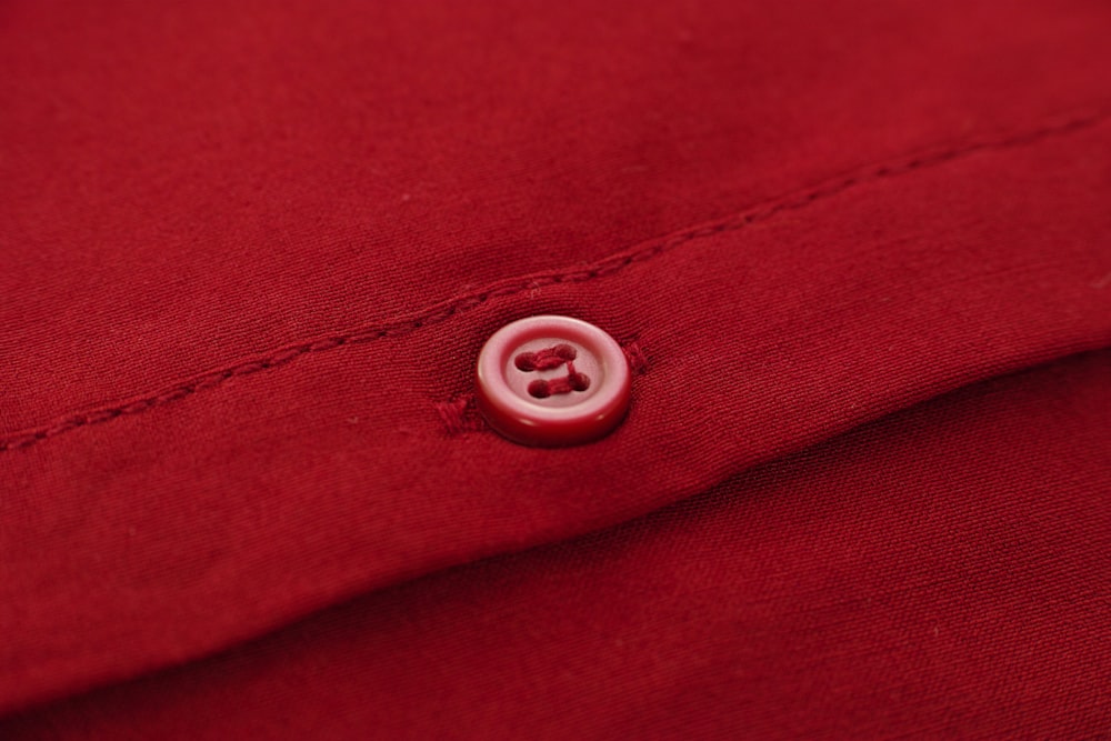 Adorno redondo plateado sobre textil rojo