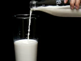 Lait versé dans un verre transparent