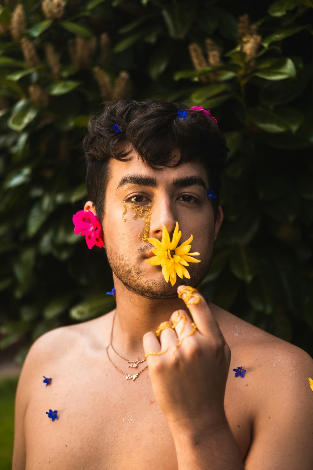 mujer con flor amarilla en la oreja