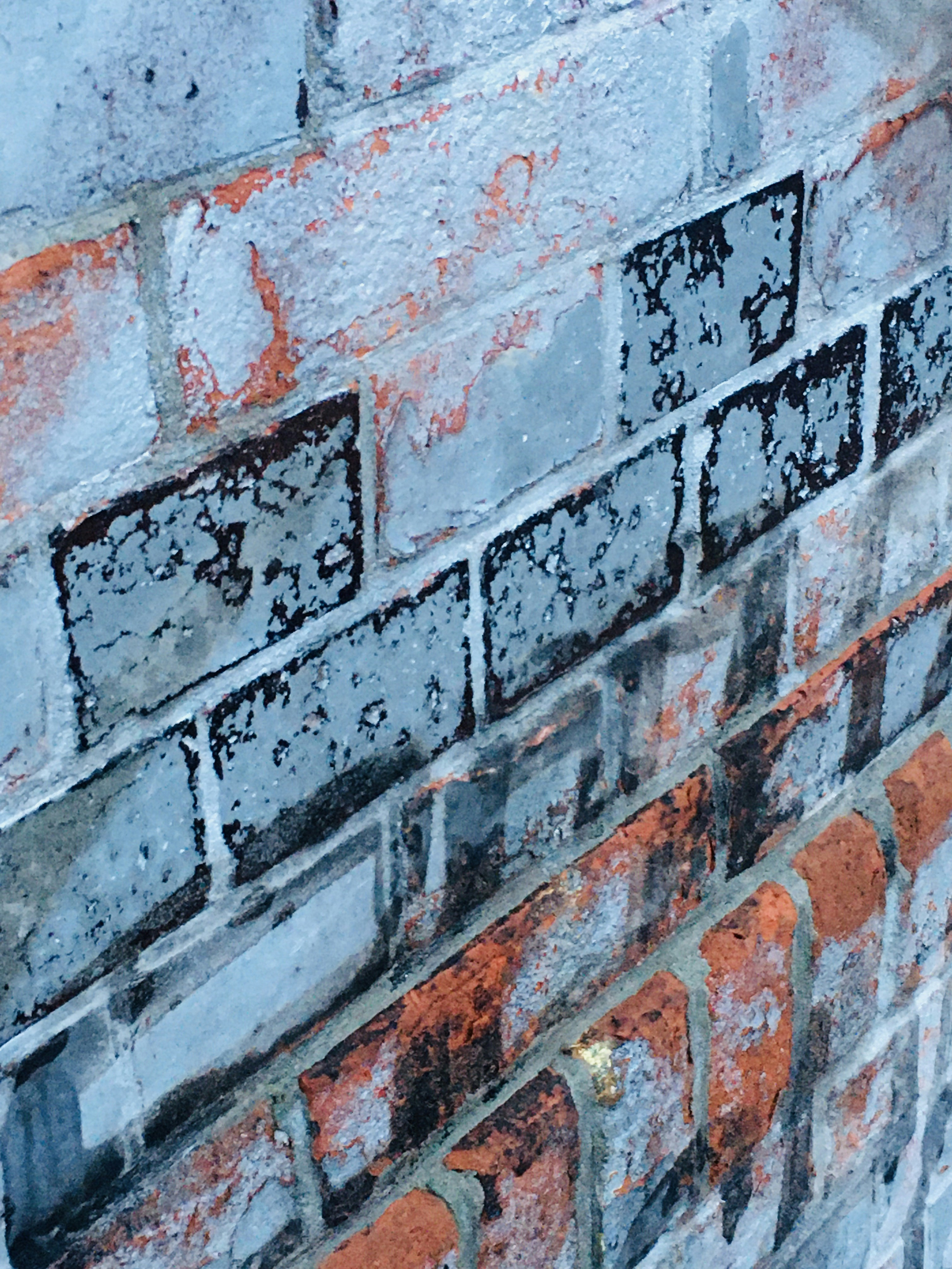 mur de briques brunes et blanches