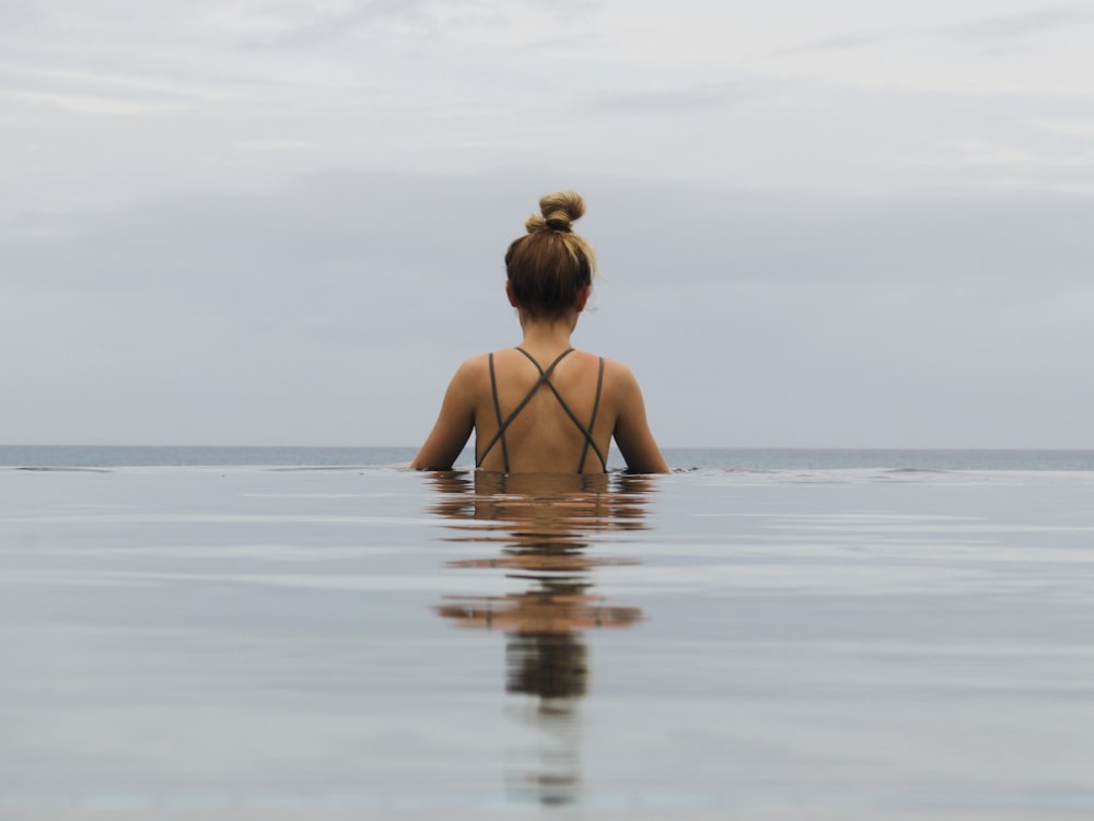 Frau im schwarzen Bikini auf dem Wasser