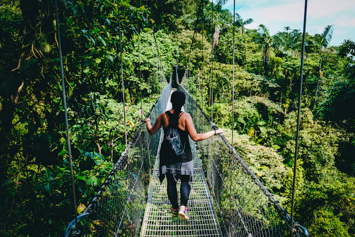 Puente colgante · aventura en la selva costarricense