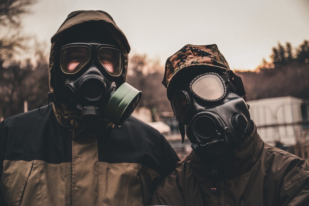 foto in scala di grigi di una persona che indossa una maschera antigas