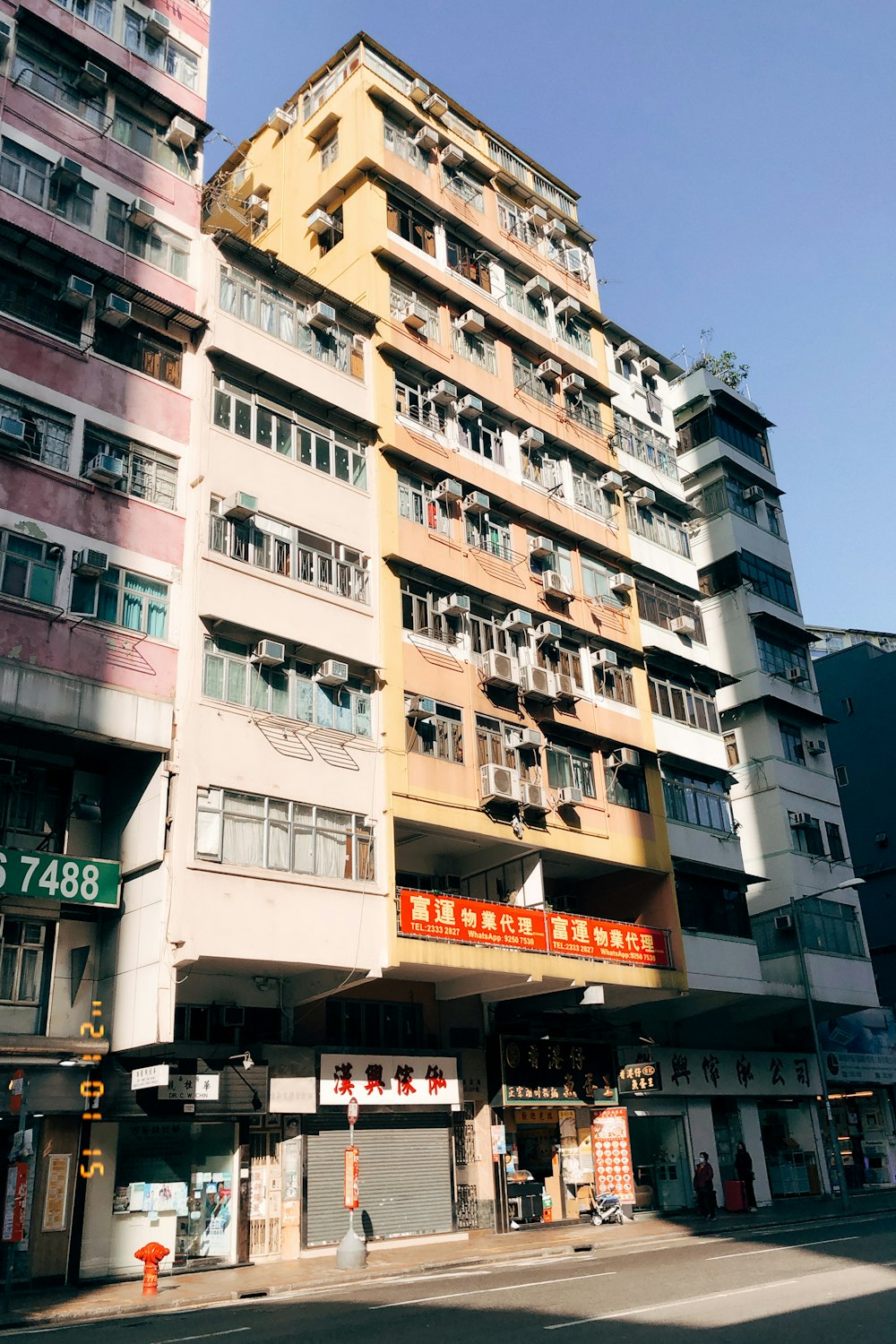 edificio in cemento bianco durante il giorno