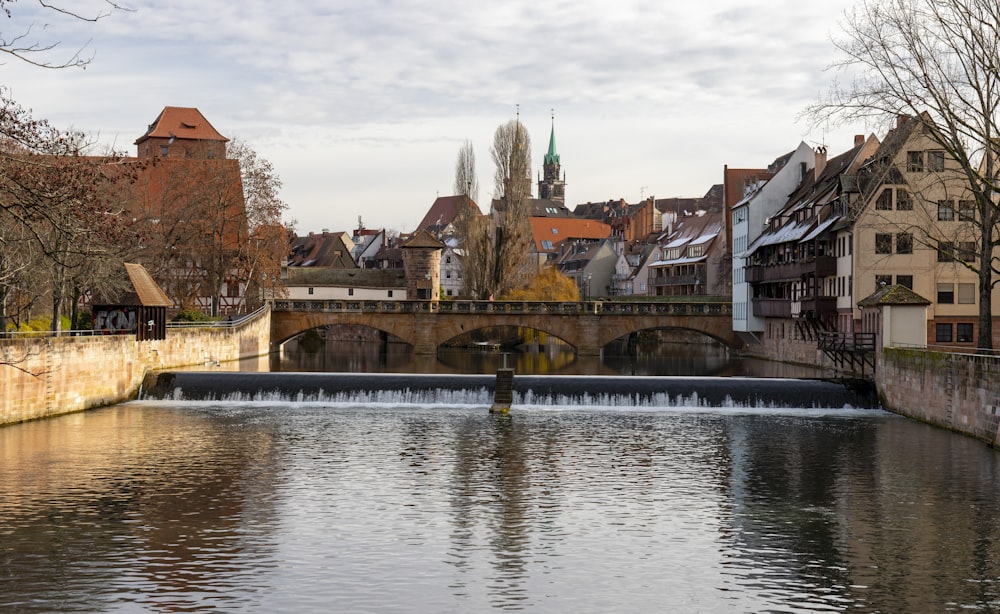 Braunes Betongebäude in der Nähe von Gewässern tagsüber