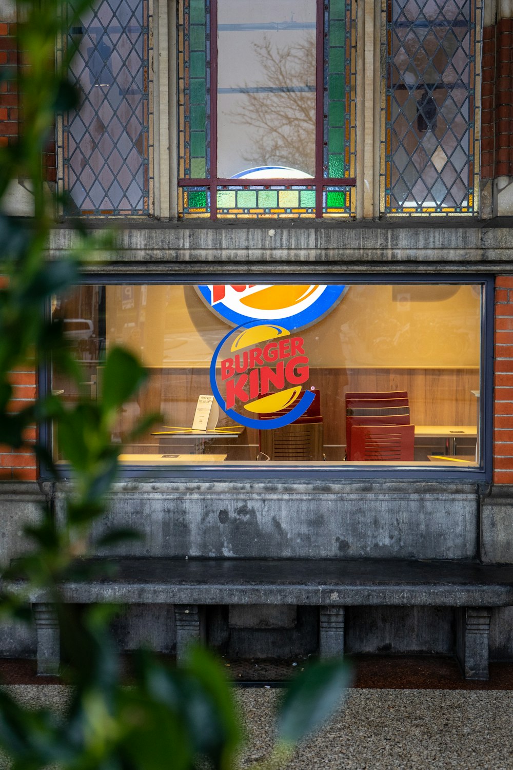 uma vitrine de loja com uma placa que diz donuts dunkin