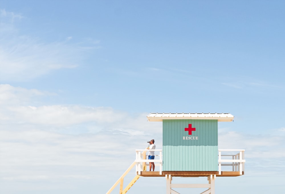 Casetta di salvataggio in legno bianca e rossa sotto il cielo blu durante il giorno