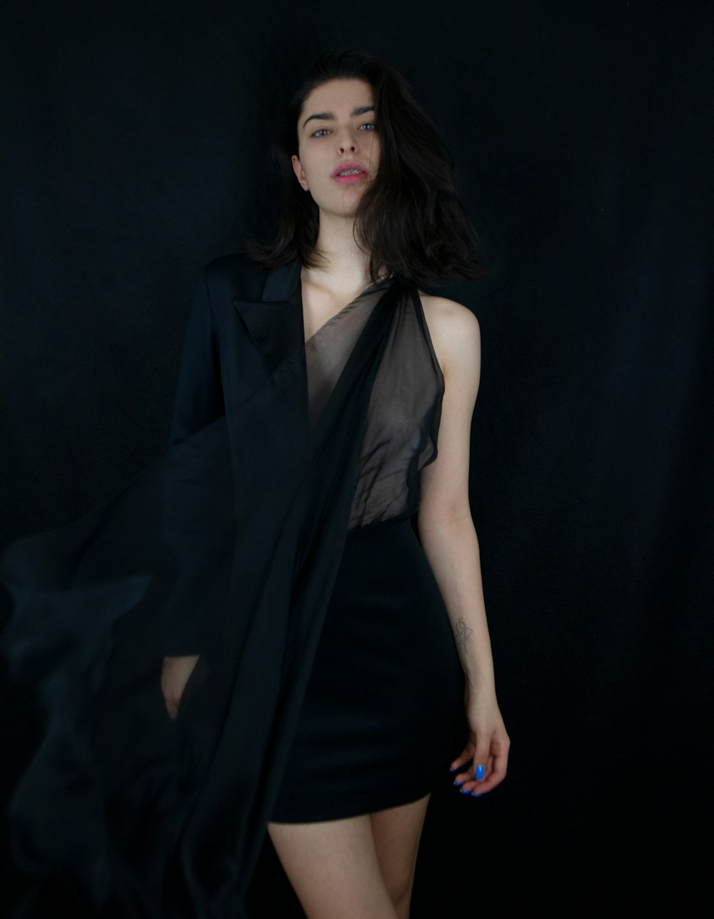 Foto de mujer con vestido negro sin mangas – Imagen gratuita Moda en  Unsplash