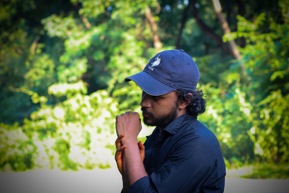 homme en polo noir et casquette ajustée bleue photo – Photo Kaleshwaram  Gratuite sur Unsplash