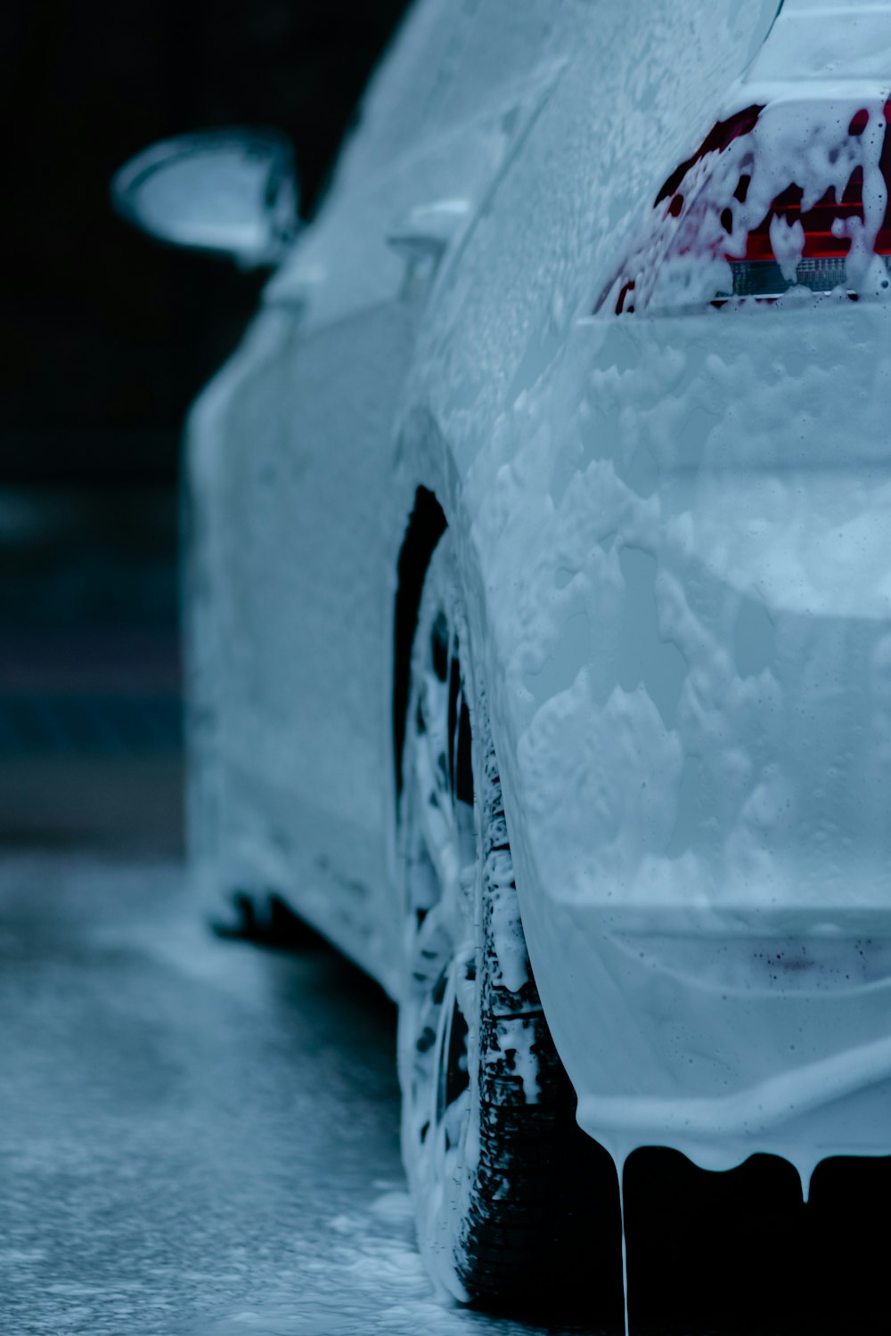 coche blanco con gotas de agua