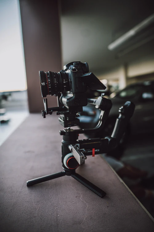Caméra vidéo professionnelle sur trépied