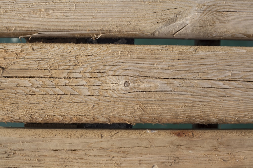 Lot de planches de bois brun pendant la journée