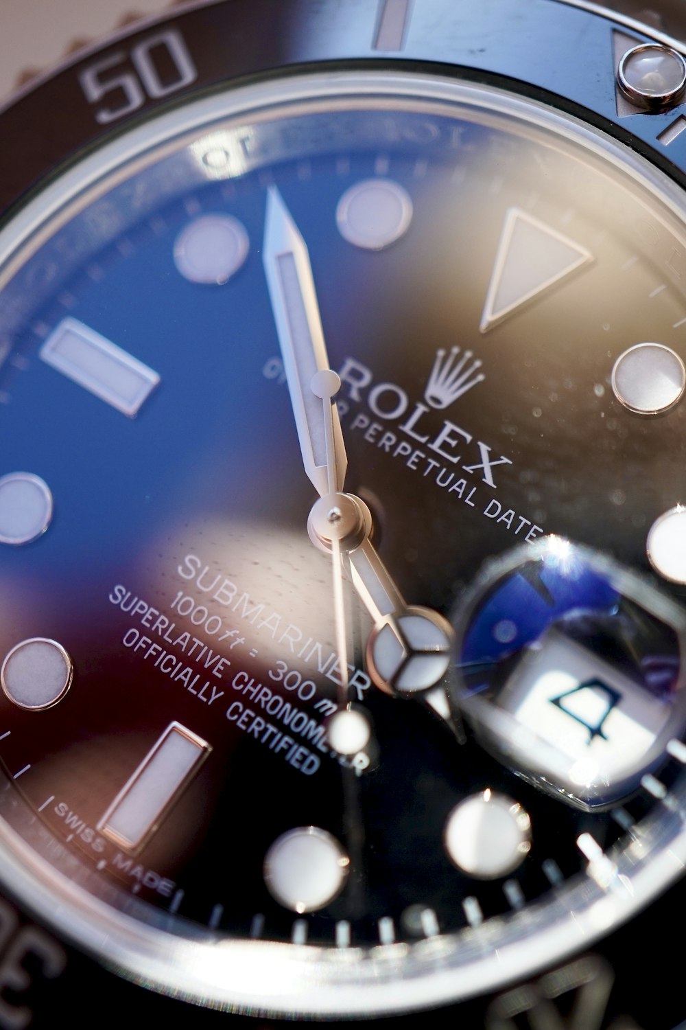 relógio analógico redondo azul e prateado