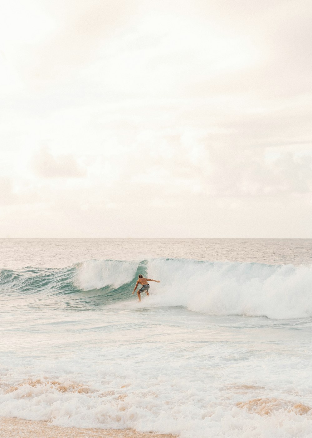 uomo che fa surf sulle onde del mare durante il giorno