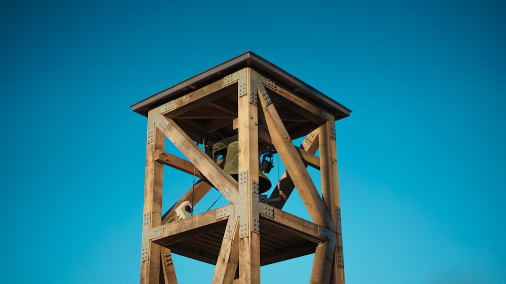 Torre de madera marrón bajo el cielo azul durante el día