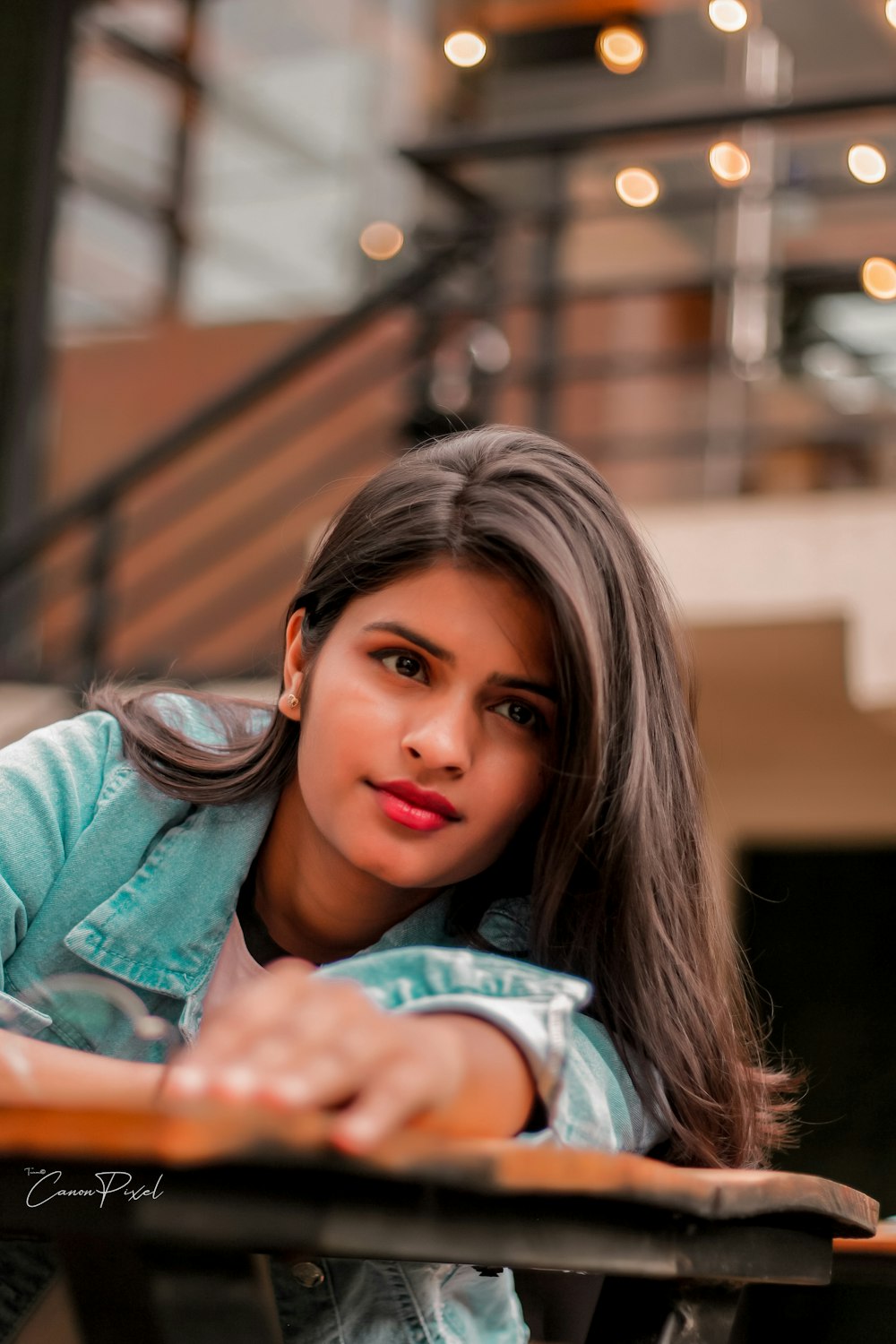 Mujer con chaqueta vaquera azul