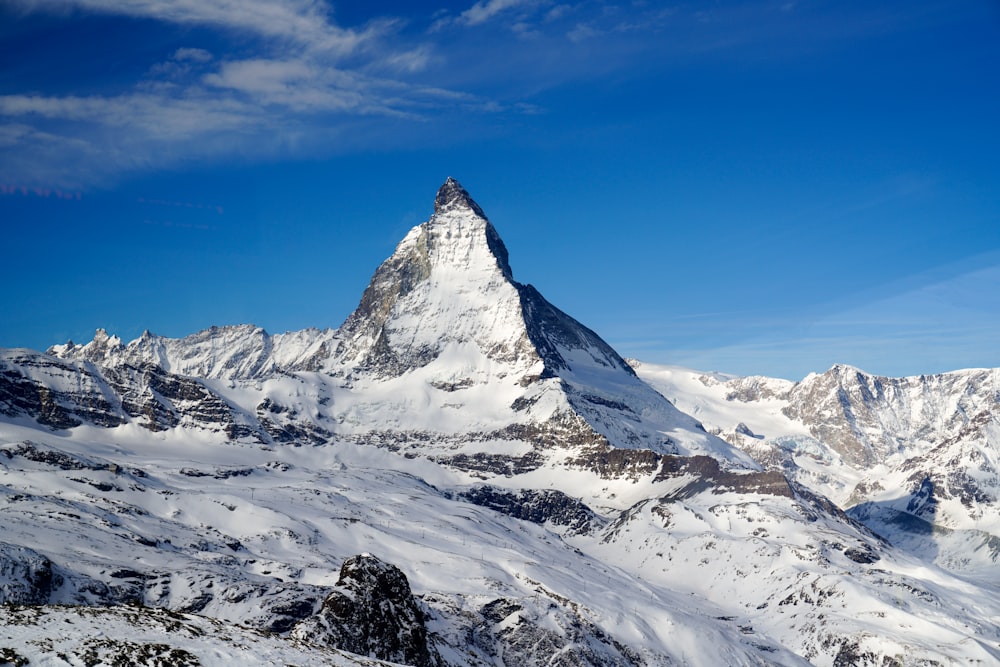 Schneebedeckter Berg unter blauem Himmel tagsüber