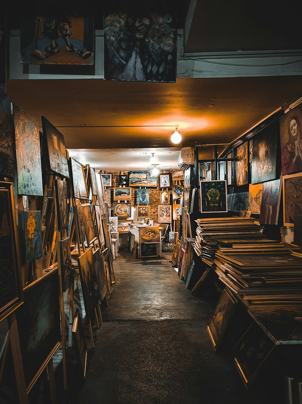 Chaises et tables en bois marron à l’intérieur du restaurant