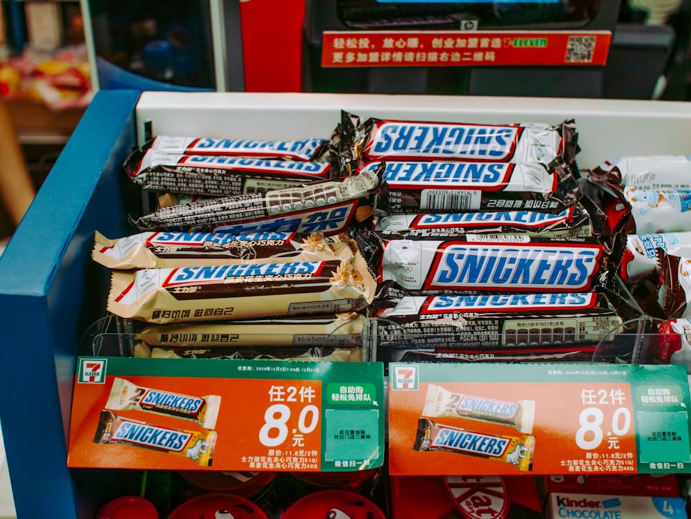 Una exhibición de bocadillos en una tienda de comestibles