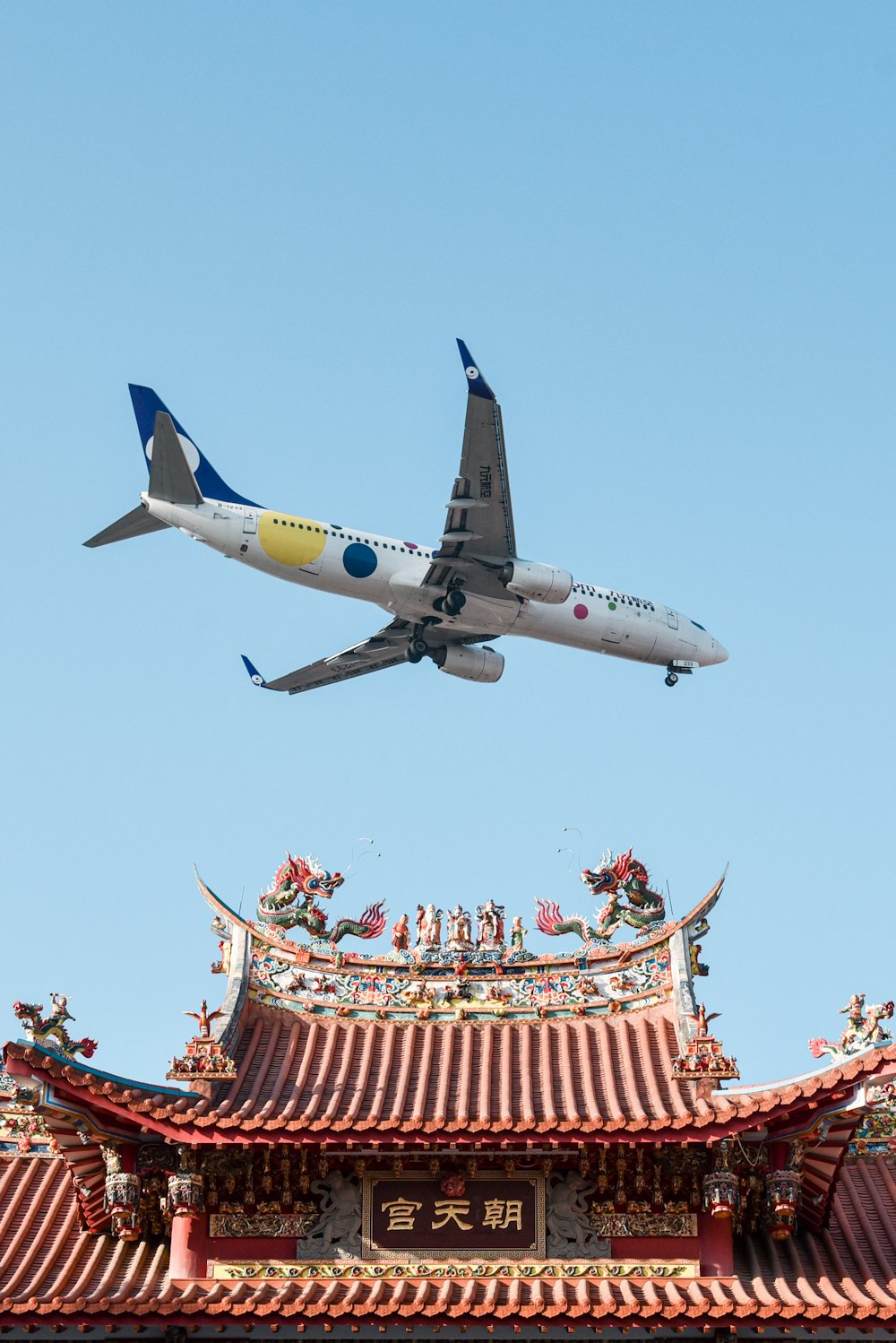 white and blue airplane flying during daytime