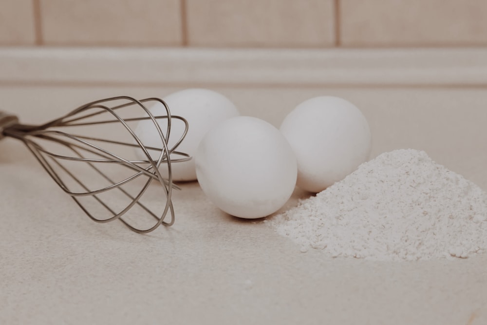 huevos blancos sobre superficie blanca