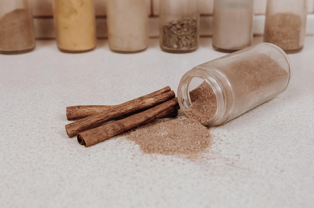 bâtons en bois brun sur table blanche