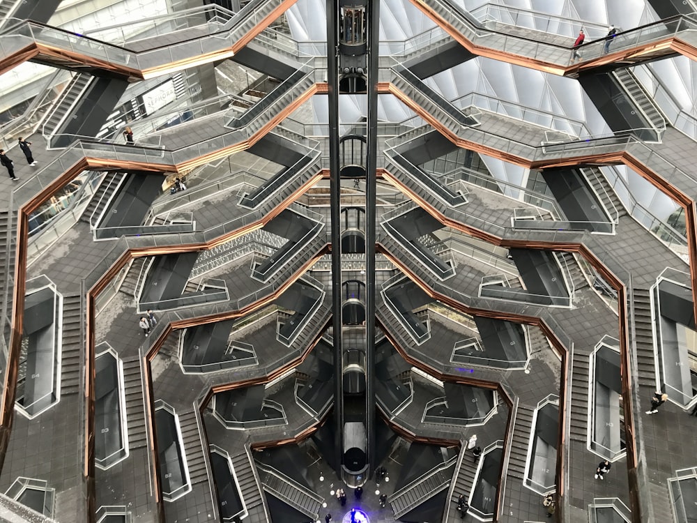 Schwarz-silberne Rolltreppe in einem Gebäude