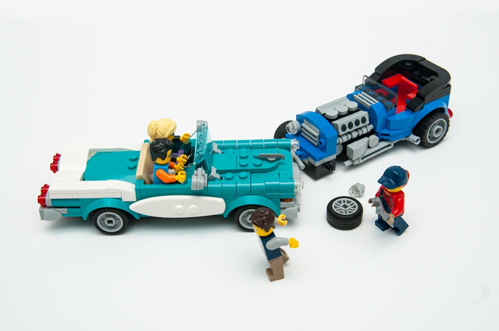 brinquedo do caminhão lego azul e preto