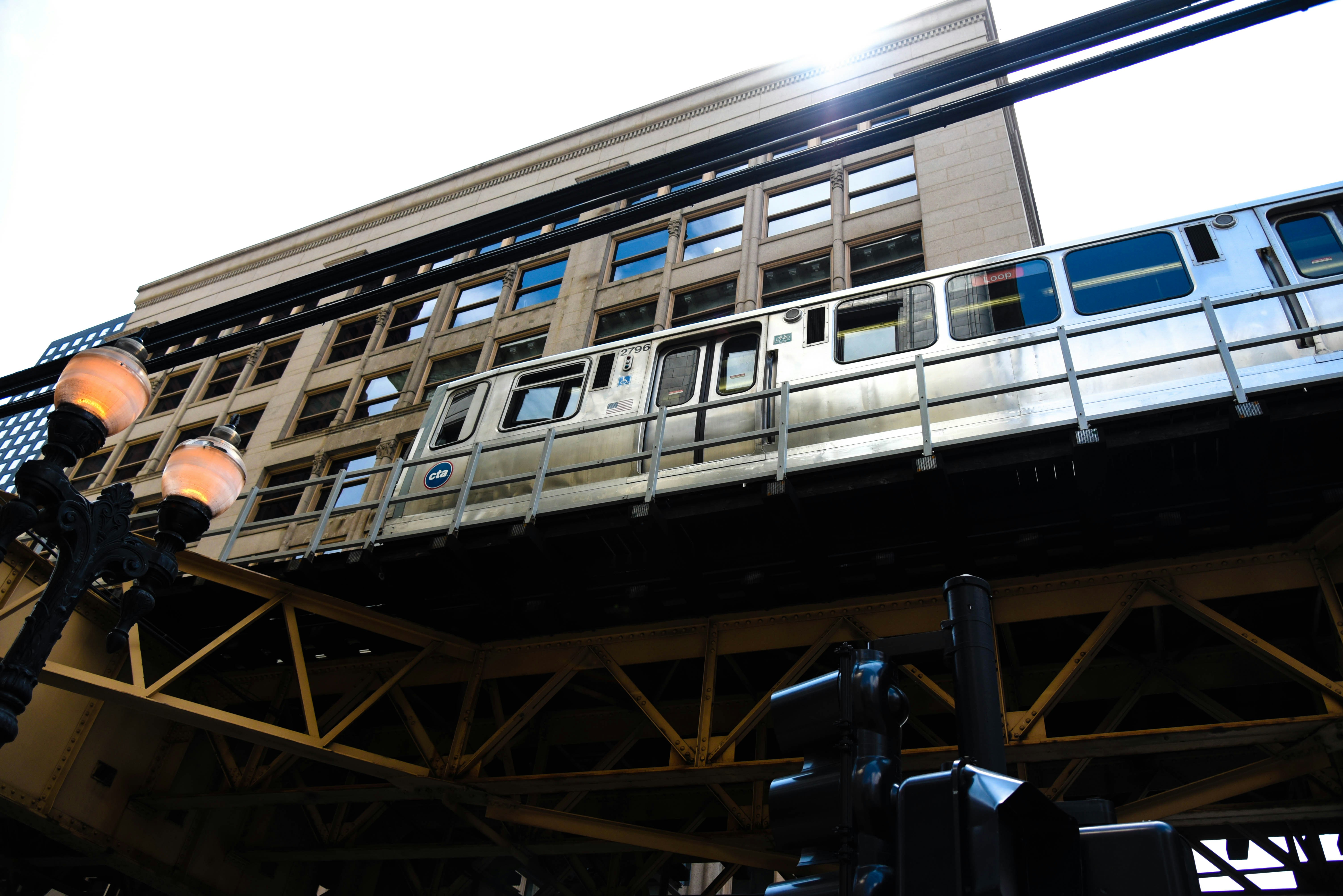 edifício de concreto branco e marrom