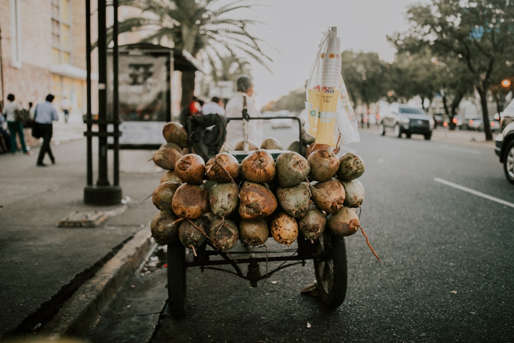 Fruta marrón y blanca en carro de metal negro