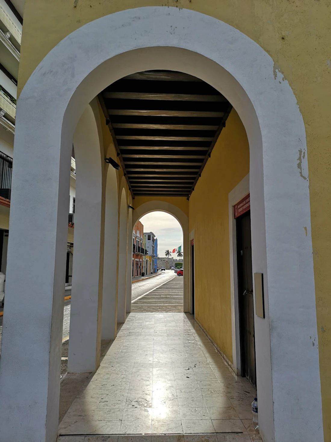 Corredor de arcos encalados en Campeche