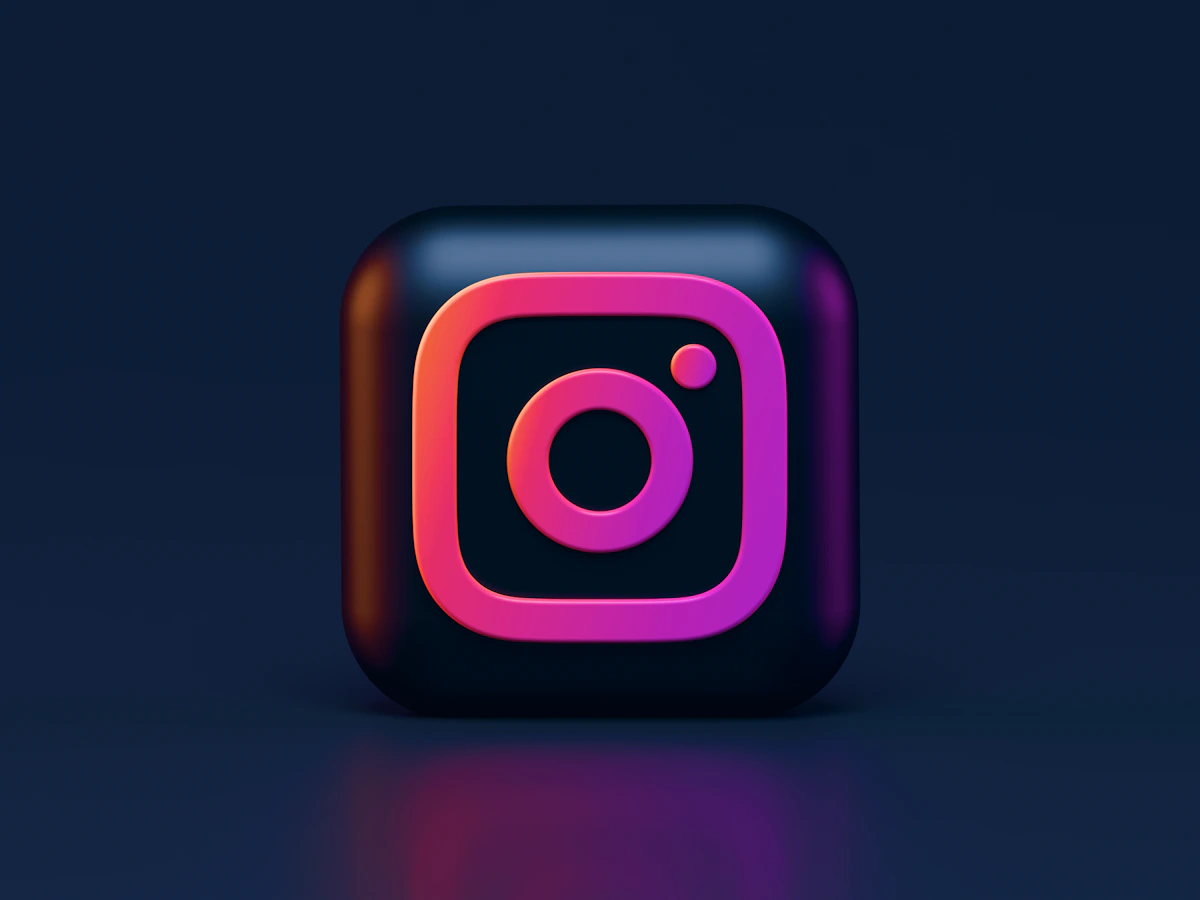 Persona gestionando las redes sociales de su negocio desde el móvil