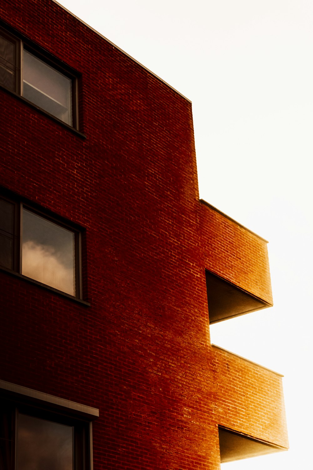 bâtiment en béton brun pendant la journée