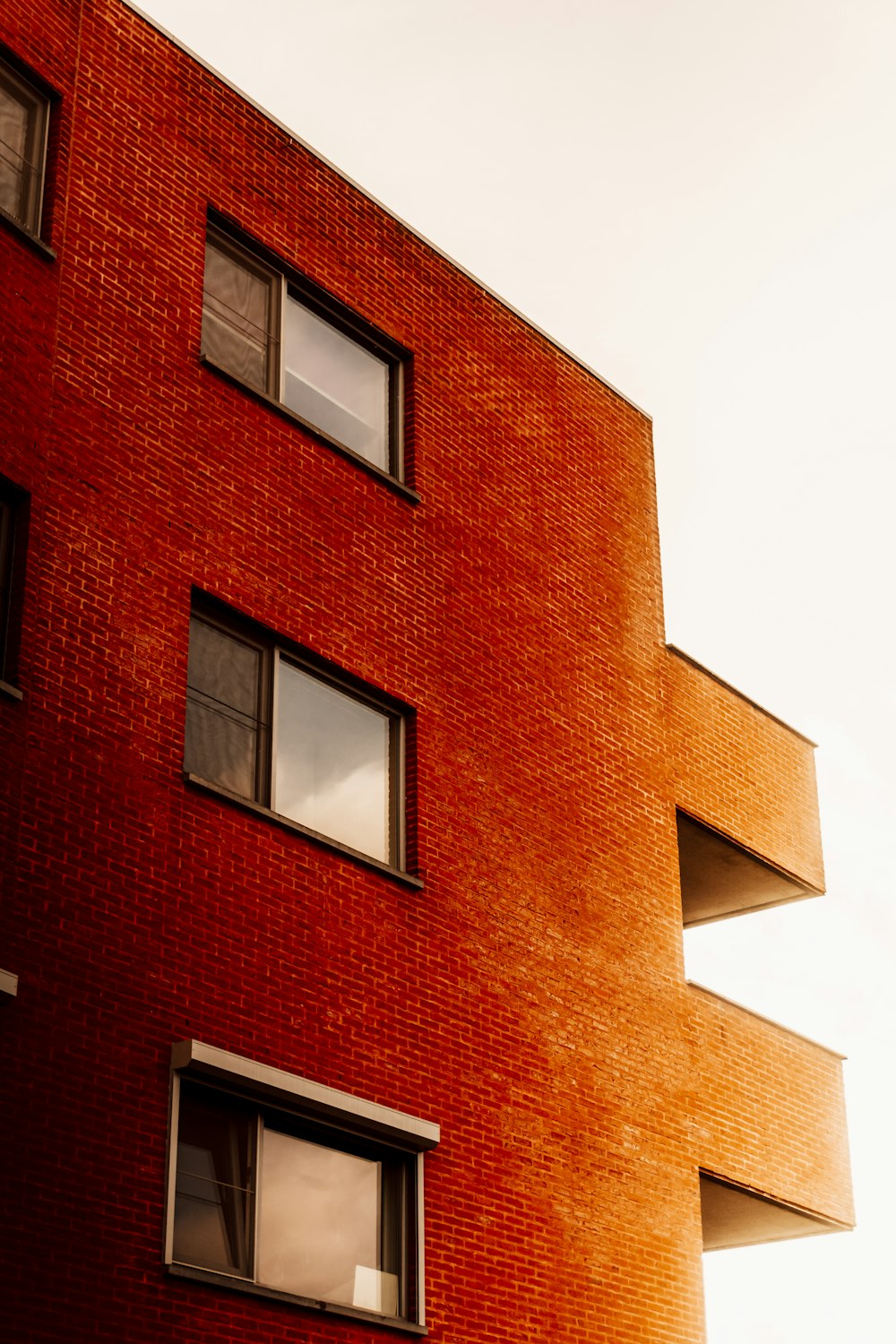 bâtiment en béton brun pendant la journée