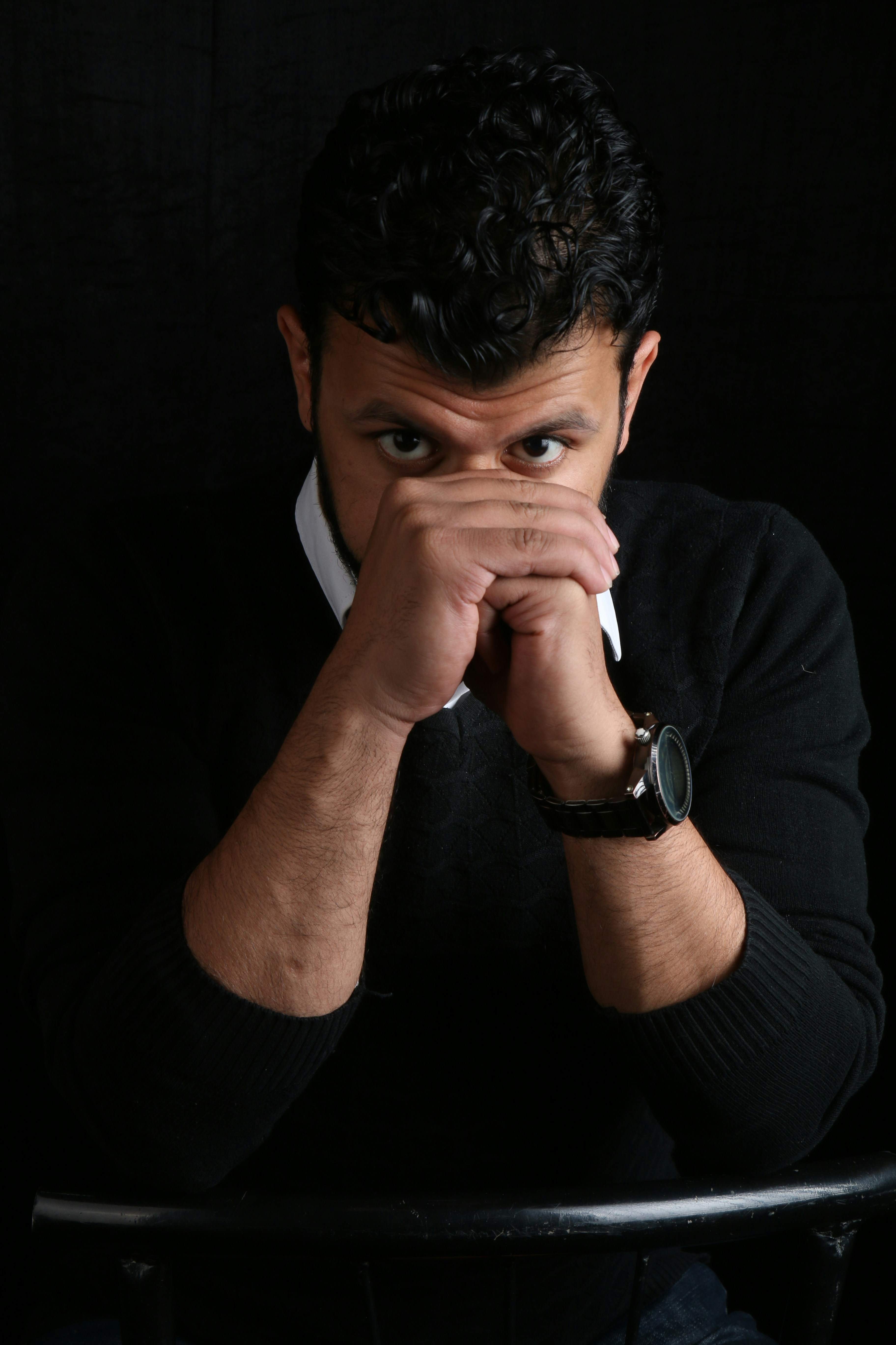 彼の口を覆う黒の長袖シャツの男の写真 Unsplashで見つけるエジプトの無料写真