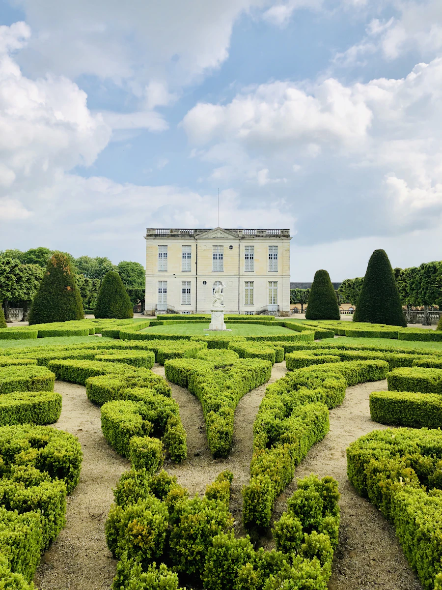 Grande pelouse tondue devant un bâtiment clair