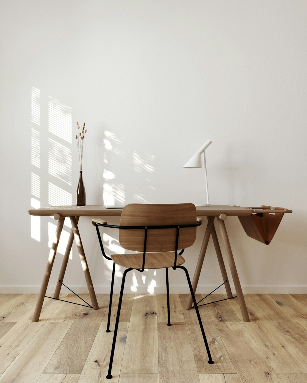 brauner Holztisch und Stühle