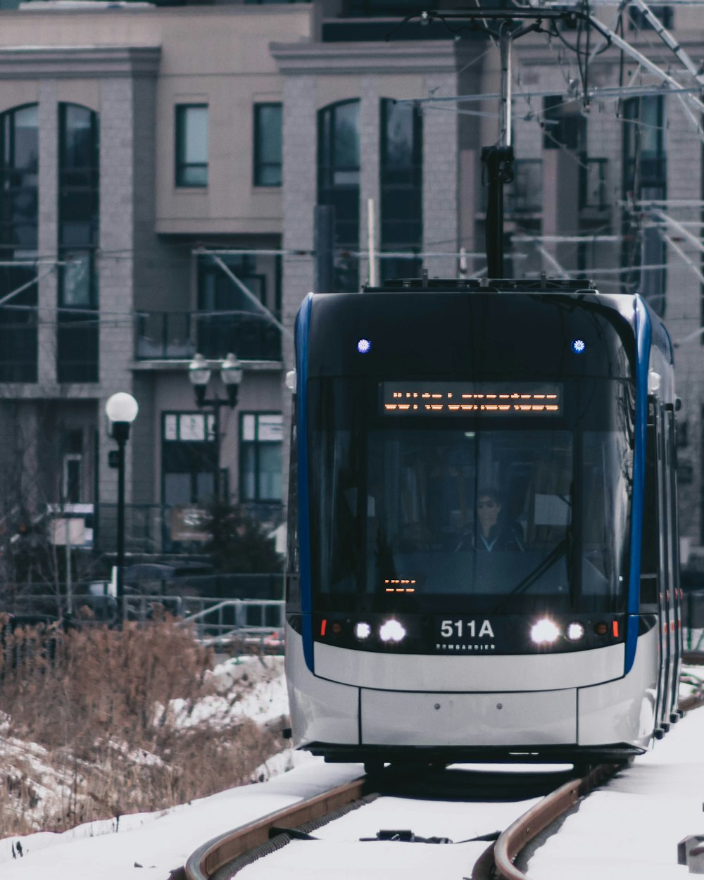 Schwarz-Weiß-Straßenbahn tagsüber auf der Straße