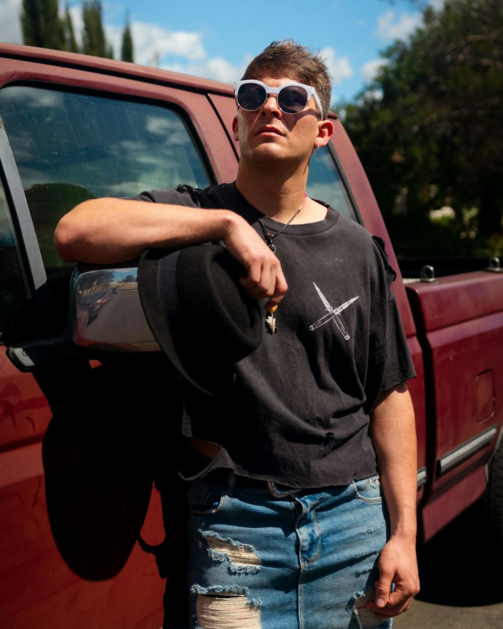 man in gray nike crew neck t-shirt and blue denim jeans wearing sunglasses  photo – Free Accessory Image on Unsplash