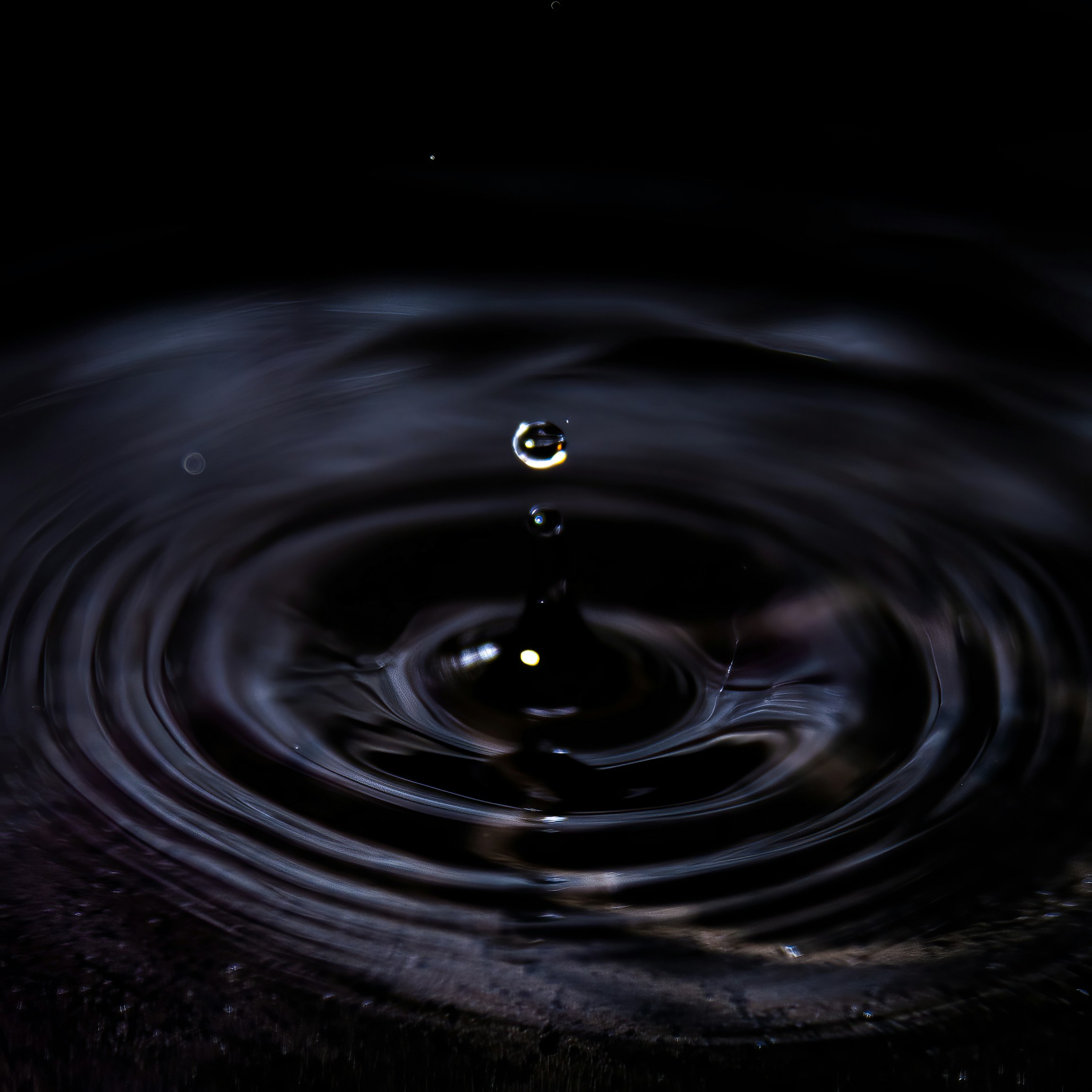 黒い表面に水滴の写真 Unsplashで見つける水の無料写真