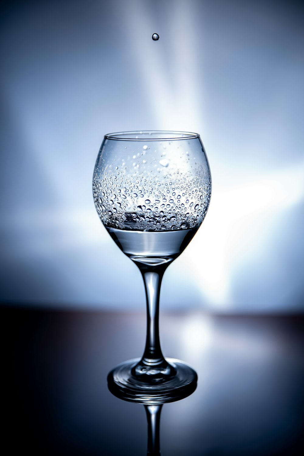 verre à vin transparent avec de l’eau