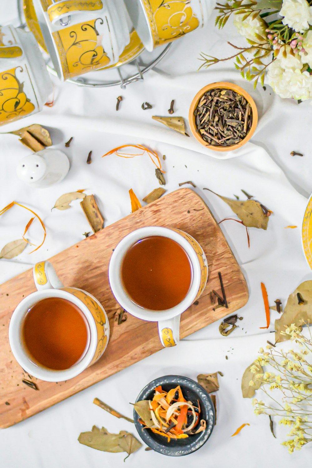 Taza de cerámica blanca sobre posavasos de madera marrón