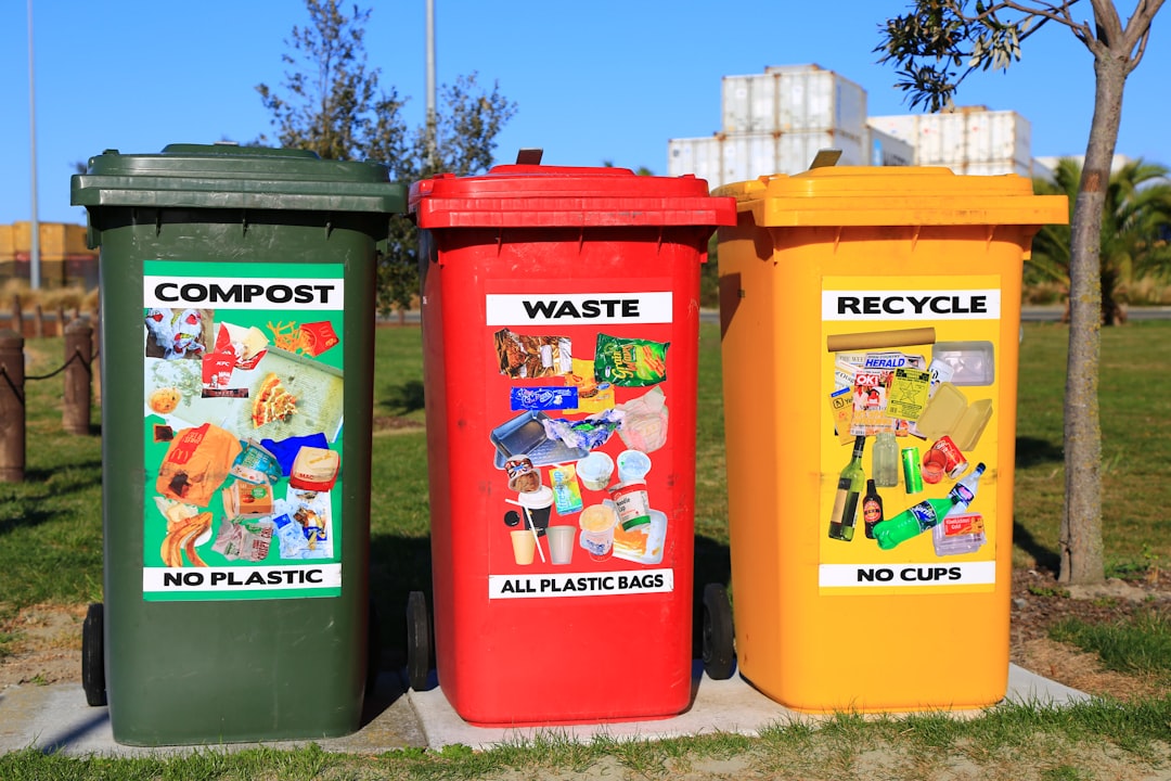 Tres papeleras de colores vivos colocadas donde puedan encontrarse y utilizarse fácilmente.