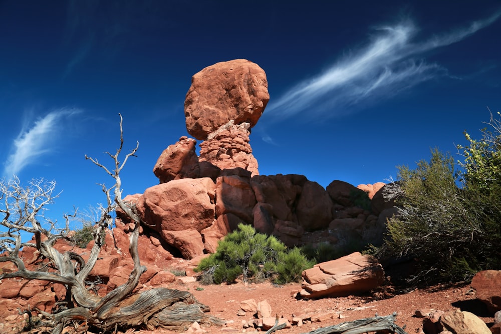 Formación rocosa marrón bajo el cielo azul durante el día