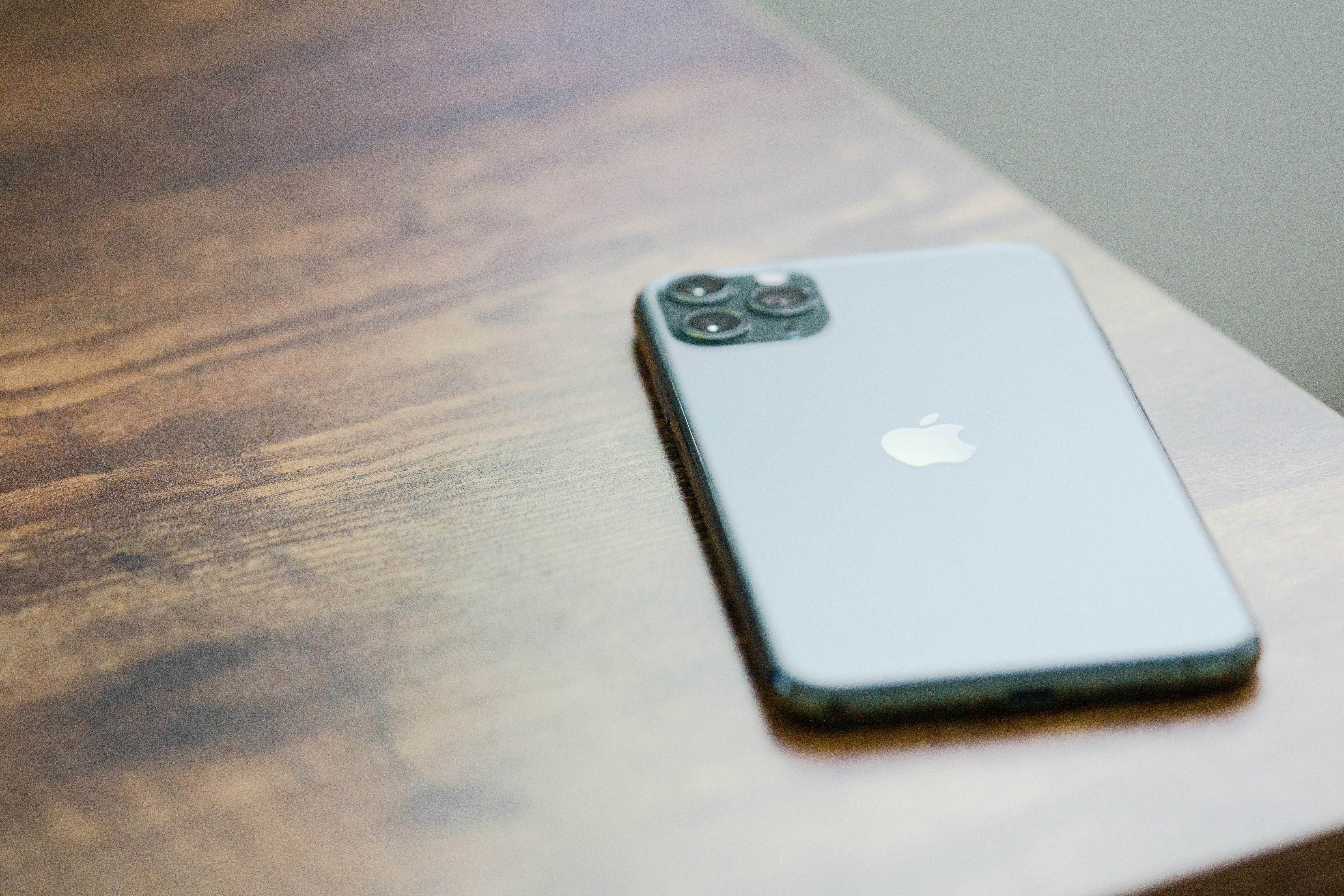 Iphone 11 Pro Midnight Green Pictures Download Free Images On Unsplash